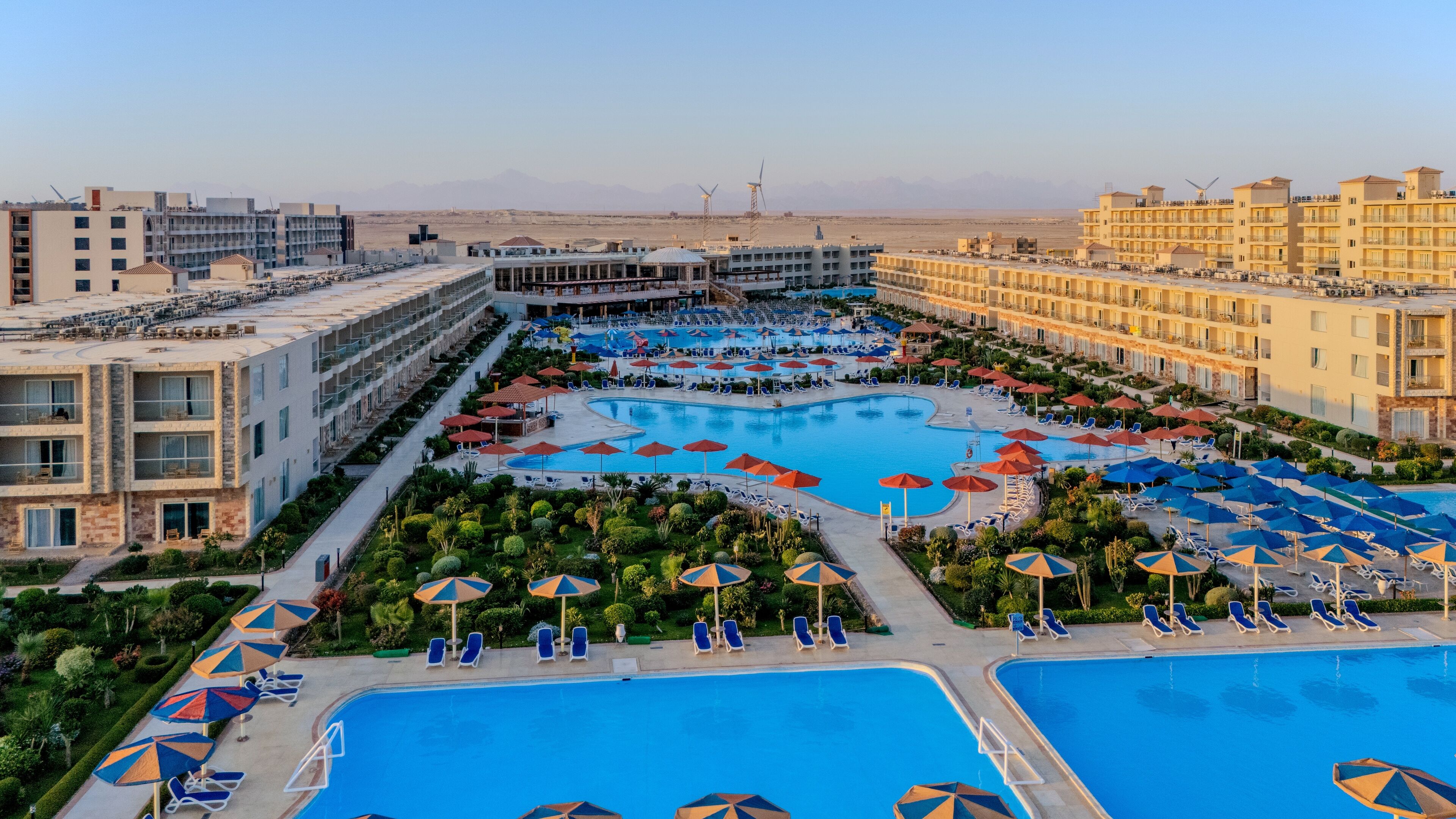 12 من حمّامات السباحة الخارجية