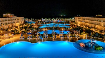 15 piscinas al aire libre, sombrillas, sillones reclinables de piscina