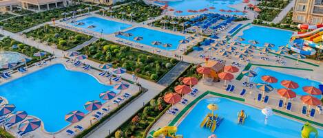 15 piscinas al aire libre, sombrillas, sillones reclinables de piscina