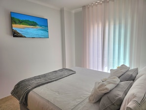 1 habitación, tabla de planchar con plancha y cuna de viaje