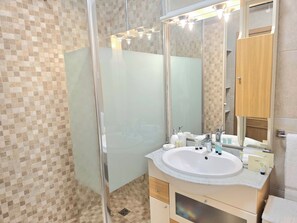 Regadera, secadora de cabello, bidet, toallas 