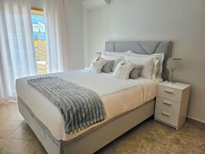 1 habitación, tabla de planchar con plancha y cuna de viaje 