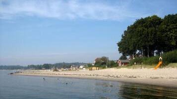 PĂ„ stranden och solstolar