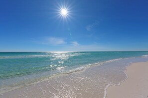 A beach with clear blue water and a bright sun. - Retreat at 30A (Santa Rosa Beach)