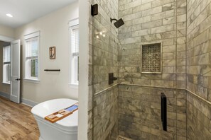 Ferienhaus, Balkon, Gartenblick | Badezimmer