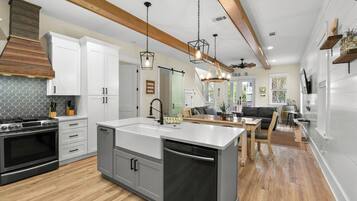 House, Balcony, Garden View | Private kitchen