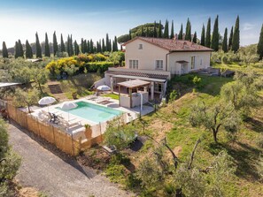 A house with a swimming pool, outdoor seating, and a garden with trees. - Stunning private villa for 7 guests with private pool, A/C, WIFI, TV, terrace and pets allowed (Casale Marittimo)
