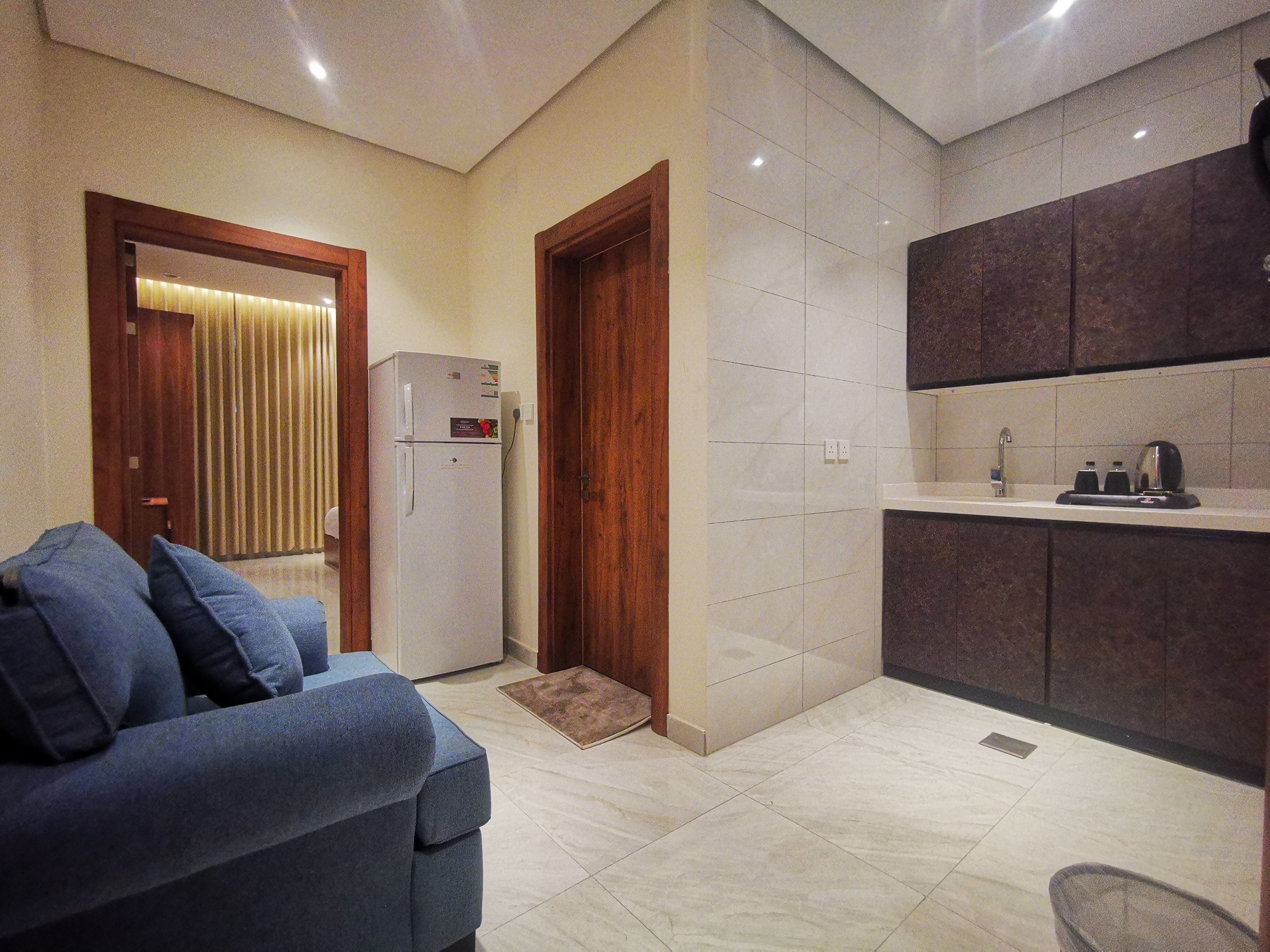 Full-size fridge, microwave, stovetop