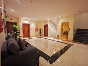 Lobby sitting area - Sahab Al Wisam Apartments (Taif)