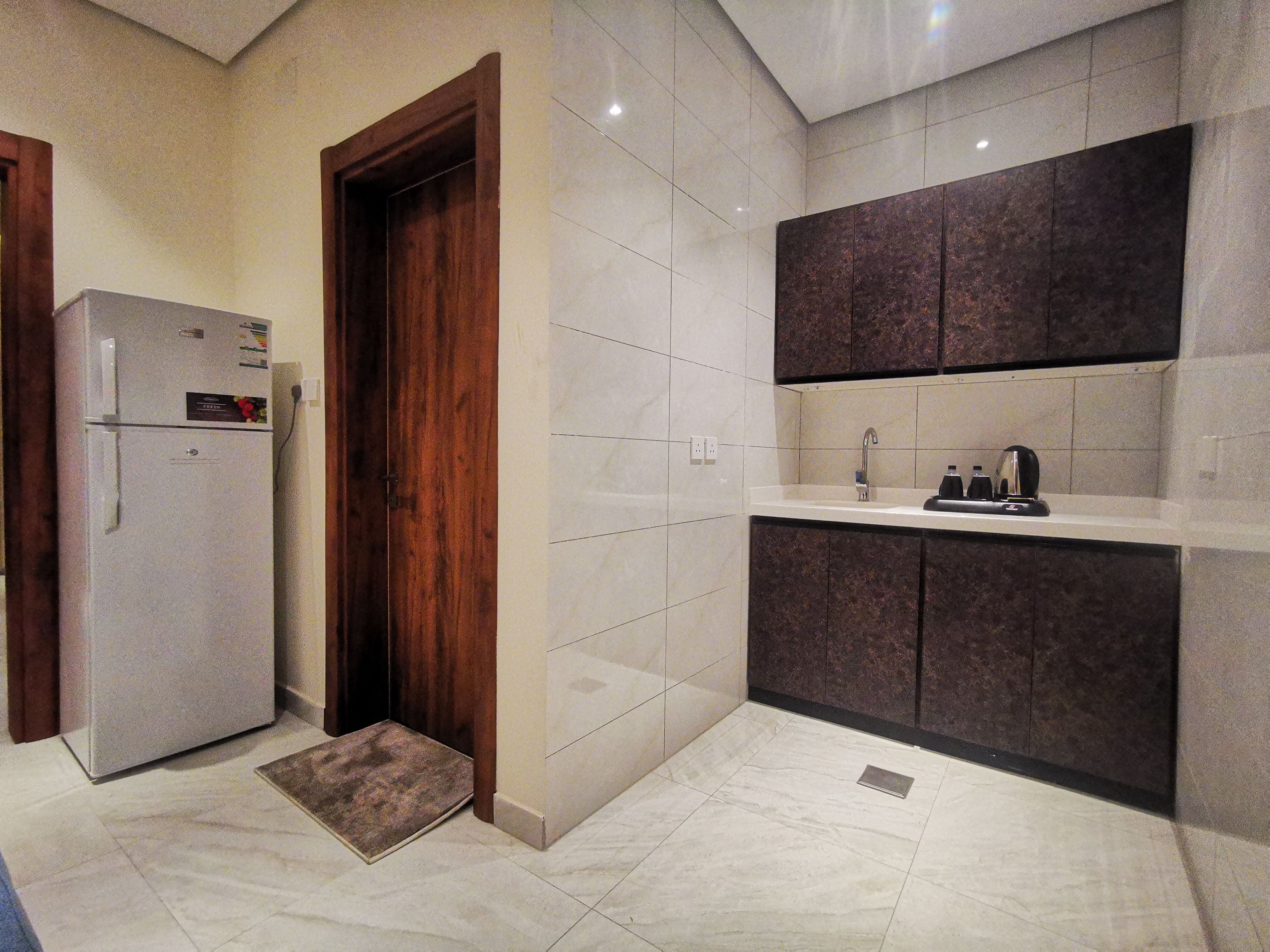 Kjøleskap, mikrobølgeovn og kokeplater