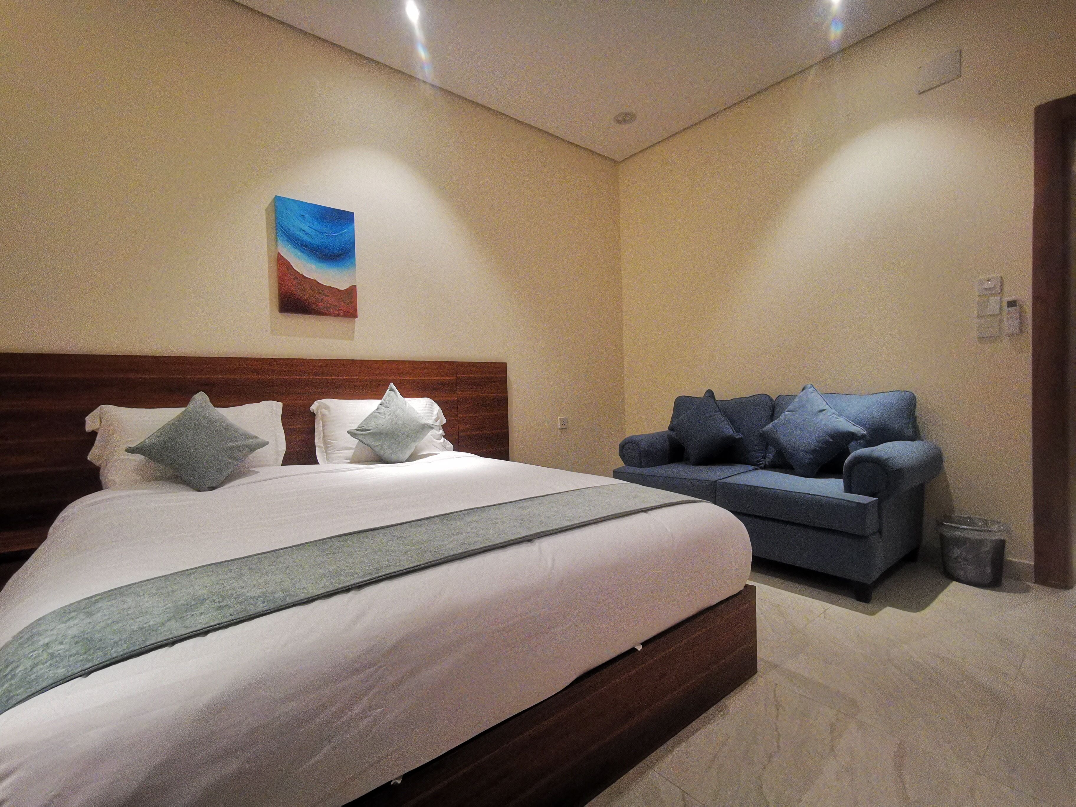 Studio, 1 King Bed | In-room safe, laptop workspace, blackout curtains, iron/ironing board