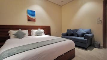 Studio, 1 King Bed | In-room safe, laptop workspace, blackout curtains, iron/ironing board