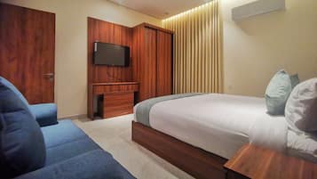 Studio, 1 King Bed | In-room safe, laptop workspace, blackout drapes, iron/ironing board