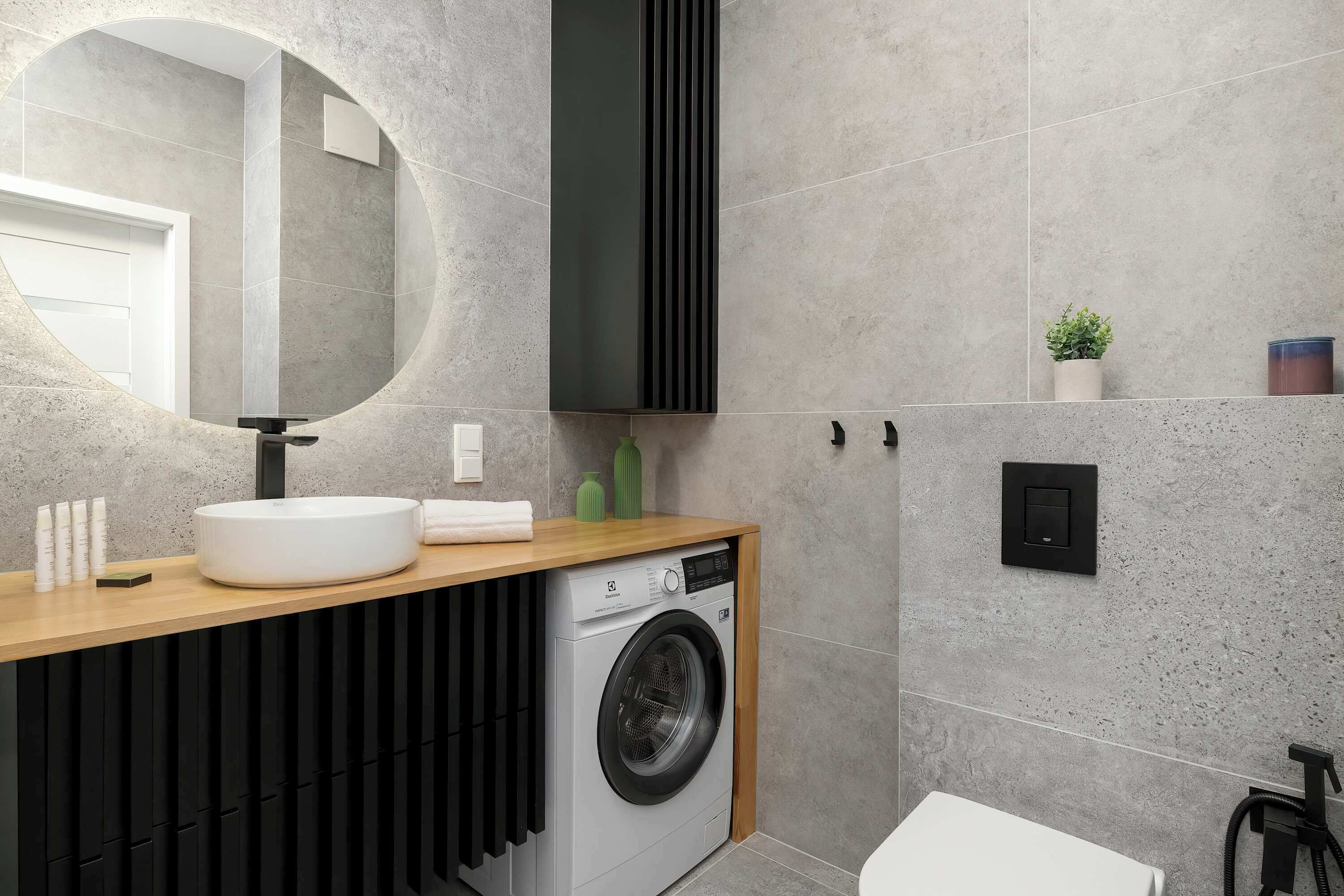 Regadera, secadora de cabello, toallas, shampoo 