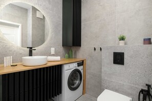 Dusche, Haartrockner, Handtücher, Shampoo