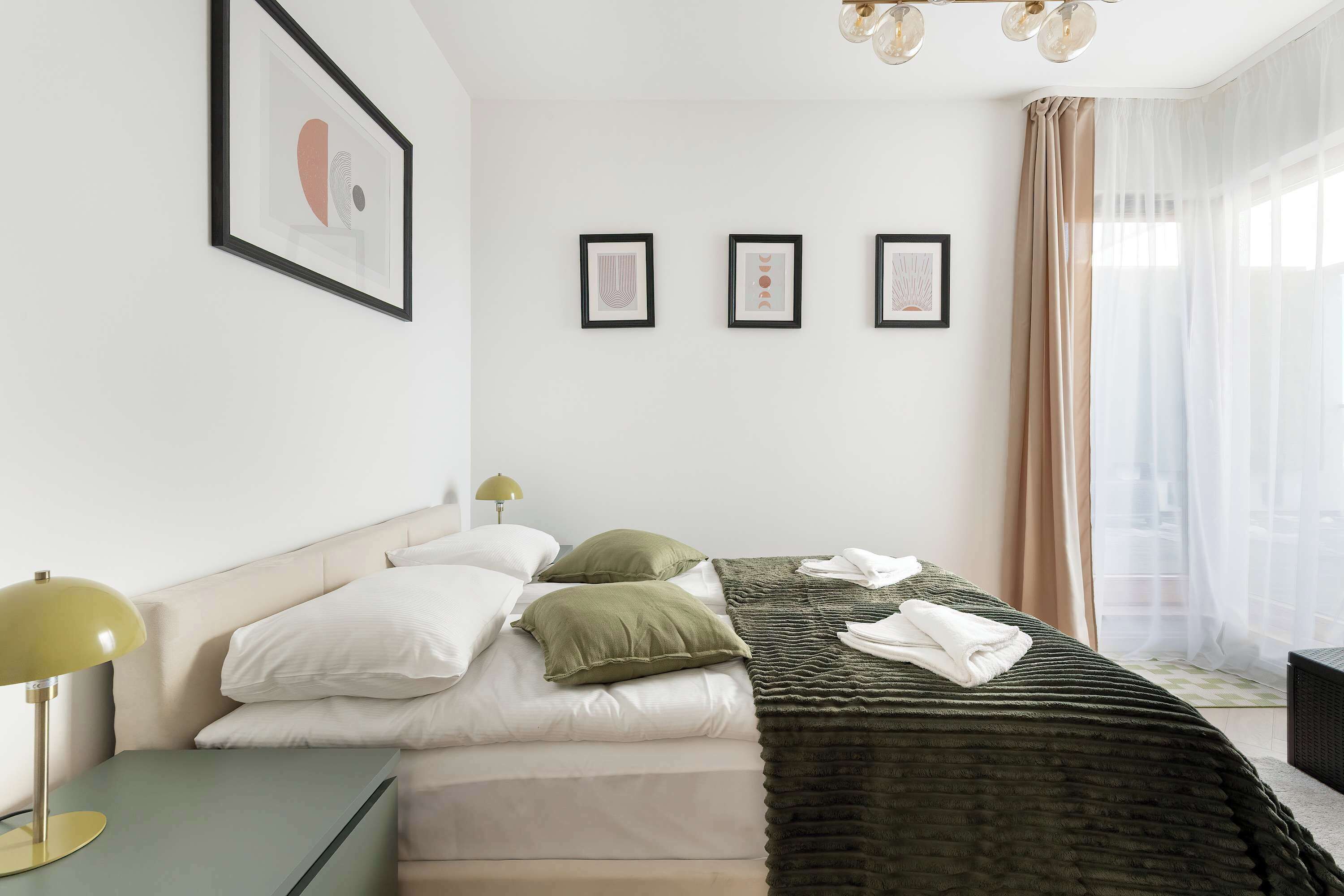 1 chambre, bureau, fer et planche à repasser, lit parapluie