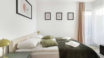 1 chambre, bureau, fer et planche à repasser, lit parapluie