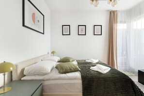 1 Schlafzimmer, Schreibtisch, Bügeleisen/Bügelbrett, Reisekinderbett