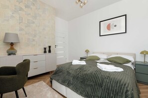 1 Schlafzimmer, Schreibtisch, Bügeleisen/Bügelbrett, Reisekinderbett