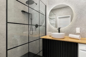 Dusche, Haartrockner, Handtücher, Shampoo