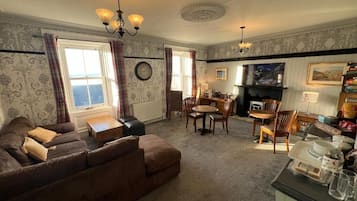 Family Suite, Courtyard View | Living area