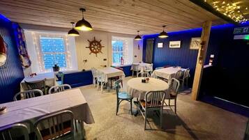 Family Suite, Courtyard View | Dining