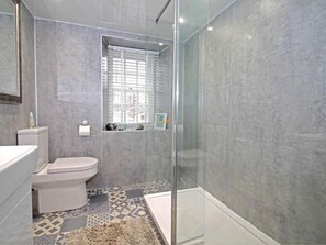 Suite Familiale, vue cour intérieure | Salle de bain