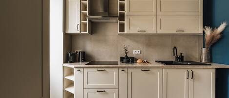 Appartement Confort, vue sur la ville | Cuisine privée | Réfrigérateur, cafetiÚre-théiÚre, bouilloire électrique