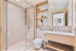 Douche, sèche-cheveux, bidet, serviettes fournies