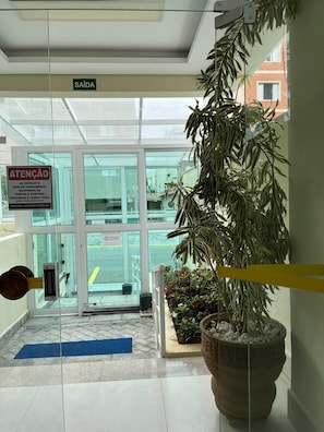 Property entrance - Chateau Marville (Guarujá)