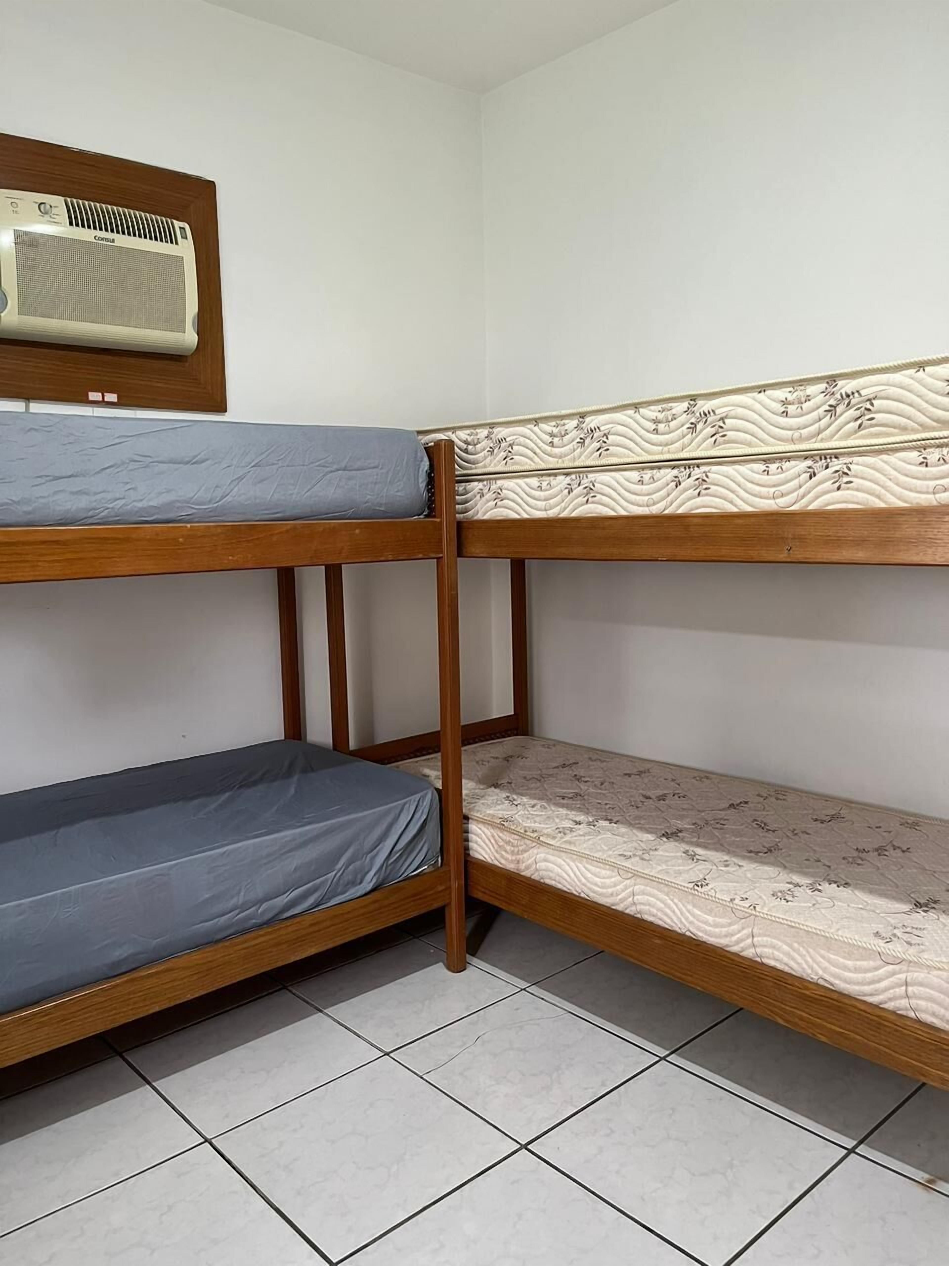Ein Etagenbett mit einer Matratze oben und einer Matratze unten.