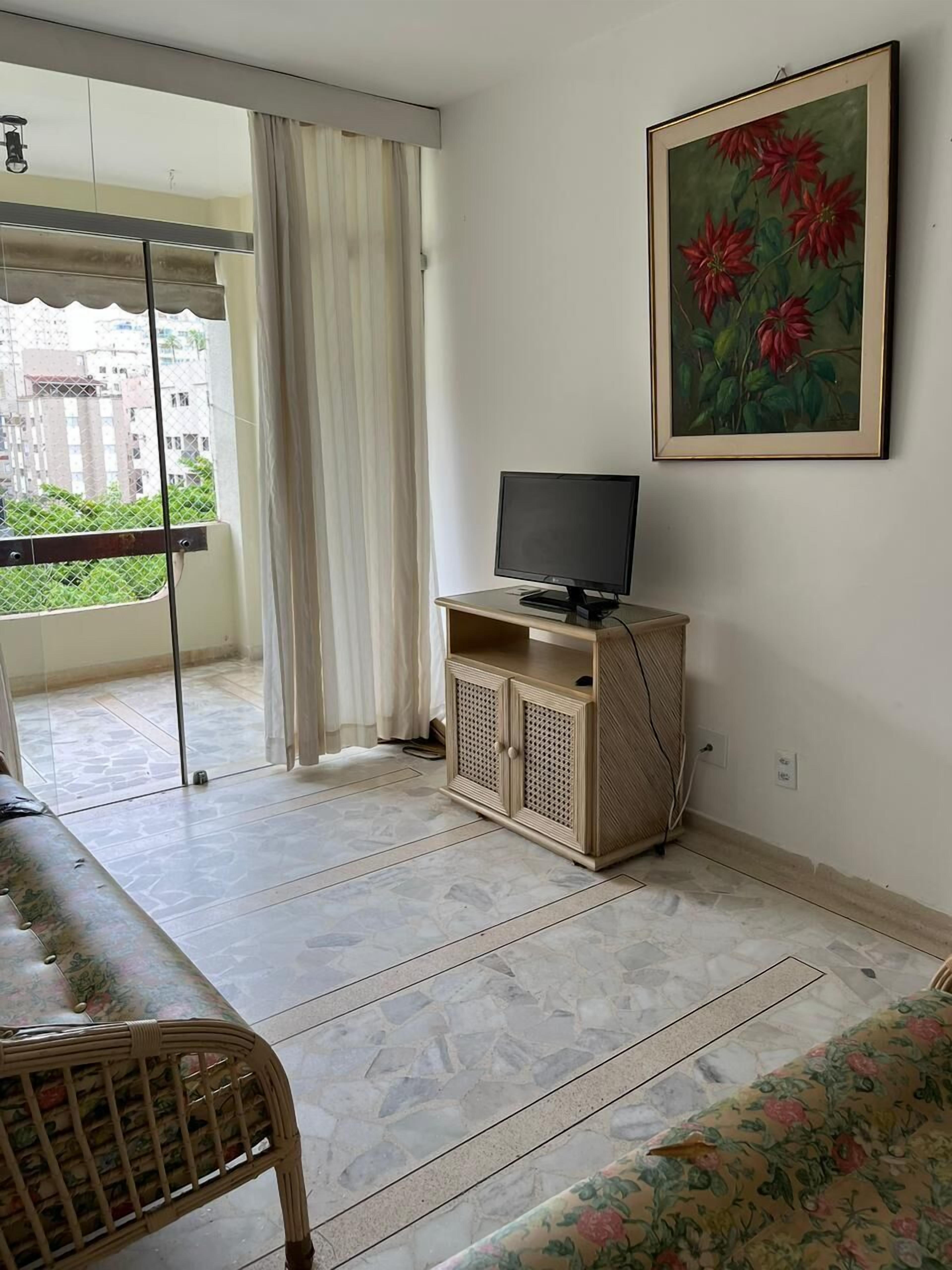 Căn hộ | Phòng khách | TV LCD 29-inch có truyền hình cáp 