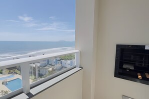 A balcony with a view of the beach and ocean. - Solarium Beach Club -Apartamento T1.1103 (Itapoá)