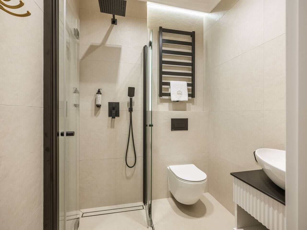 Comfort Apartment | Bathroom | Shower, free toiletries, hair dryer, towels