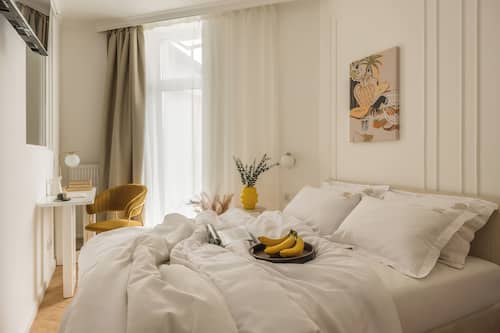 Apartamento clásico, 3 habitaciones, vistas a la ciudad | Espacio para trabajar con un portátil y tabla de planchar con plancha