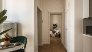 Comfort Apartment, 3 Bedrooms, Courtyard View | Interior