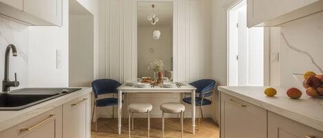 Classic Apartment, 3 Bedrooms, City View