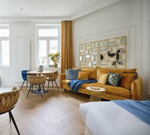 Studio Suite, 1 Tempat Tidur Double dengan tempat tidur Sofa, pemandangan halaman | Ruang keluarga | TV