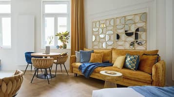 Suite studio, 1 lit double et 1 canapé-lit, vue sur la cour intérieure | Salle de séjour | Téléviseur