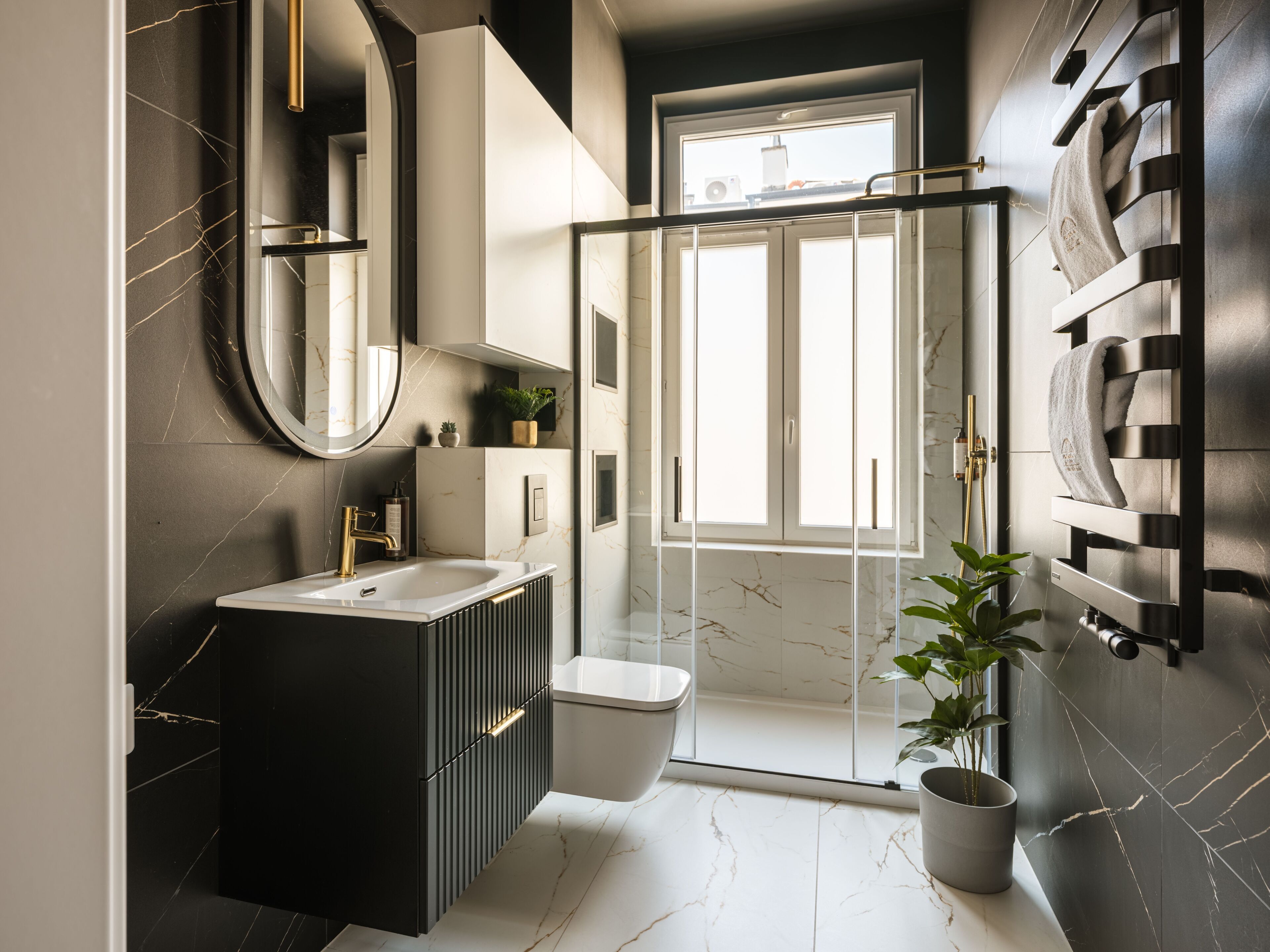 Apartamento familiar, 3 habitaciones, no fumadores, vistas a la ciudad | Baño | Ducha, artículos de higiene personal gratuitos y secador de pelo