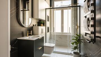 Apartamento familiar, 3 habitaciones, no fumadores, vistas a la ciudad | Baño | Ducha, artículos de higiene personal gratuitos y secador de pelo