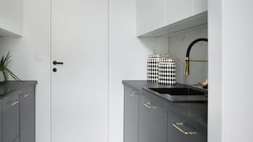 Suite Studio, 1 lit double et 1 canapé-lit, vue cour intérieure | Cuisine privée | Réfrigérateur, micro-ondes, plaque de cuisson