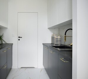 Suite Studio, 1 lit double et 1 canapé-lit, vue cour intérieure | Cuisine privée | Réfrigérateur, micro-ondes, plaque de cuisson