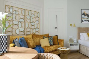 Suite Studio, 1 lit double et 1 canapé-lit, vue cour intérieure | Coin séjour