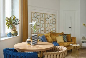 Studiosuite, 1 Doppelbett und Schlafsofa, Blick auf den Innenhof | Wohnzimmer | Fernseher