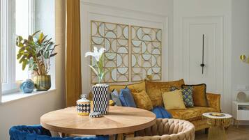 Studio Suite, 1 Double Bed with Sofa bed, Courtyard View | Living area