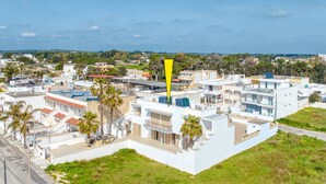 Un edificio residencial moderno con varios pisos, balcones e instalación de paneles solares.