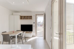 Dining - Apartment '5' with Air Conditioning (Torre San Giovanni)