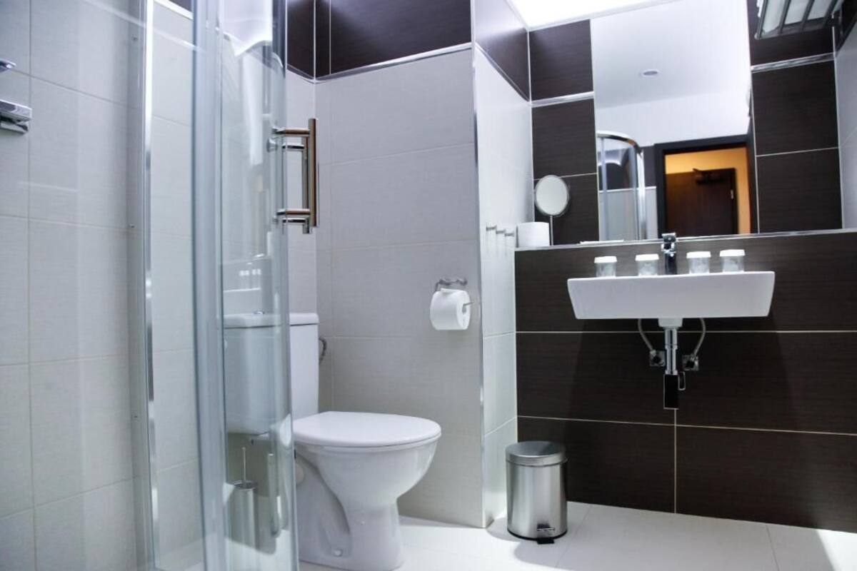 Comfort Quadruple Room, City View | Bathroom