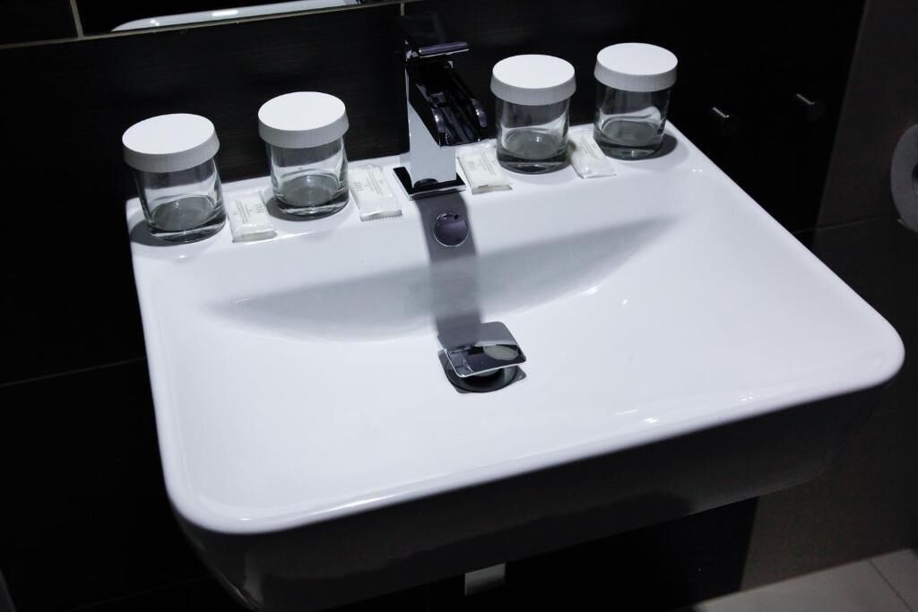 Comfort Quadruple Room, City View | Bathroom